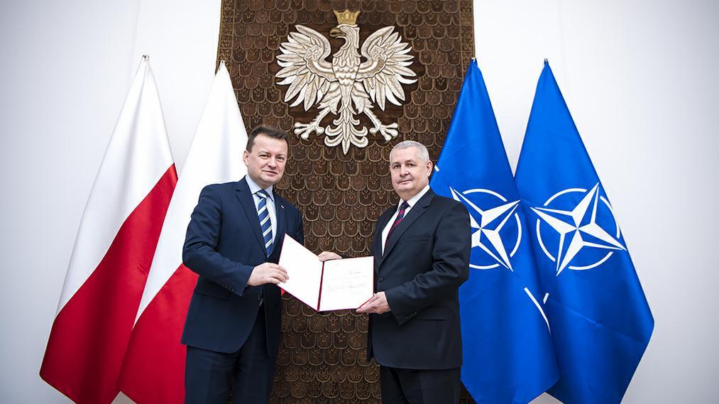 MON_GOV_PL's tweet photo. Minister obrony narodowej @mblaszczak wręczył dziś nominacje, powołanym przez Prezesa Rady Ministrów, Sebastianowi Chwałkowi - na stanowisko  sekretarza stanu w #MON oraz Markowi Łapińskiemu -  na stanowisko  podsekretarza stanu w #MON.
https://t.co/5kqBnZTkOY https://t.co/1Vqwi8mLJX