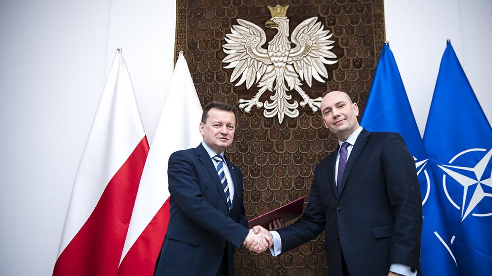 MON_GOV_PL's tweet photo. Minister obrony narodowej @mblaszczak wręczył dziś nominacje, powołanym przez Prezesa Rady Ministrów, Sebastianowi Chwałkowi - na stanowisko  sekretarza stanu w #MON oraz Markowi Łapińskiemu -  na stanowisko  podsekretarza stanu w #MON.
https://t.co/5kqBnZTkOY https://t.co/1Vqwi8mLJX