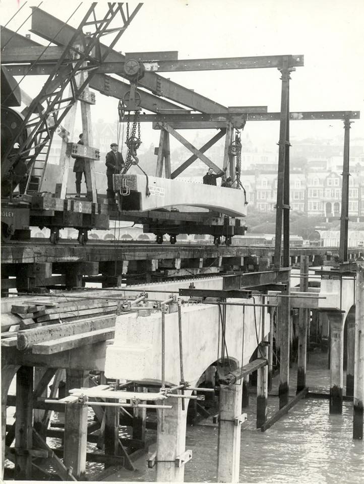 bmouthofficial's tweet image. Here’s a great #throwbackthursday of construction workers placing concrete beams onto Boscombe Pier in 1959... #lovebournemouth

bournemouth.co.uk/things-to-do/b…