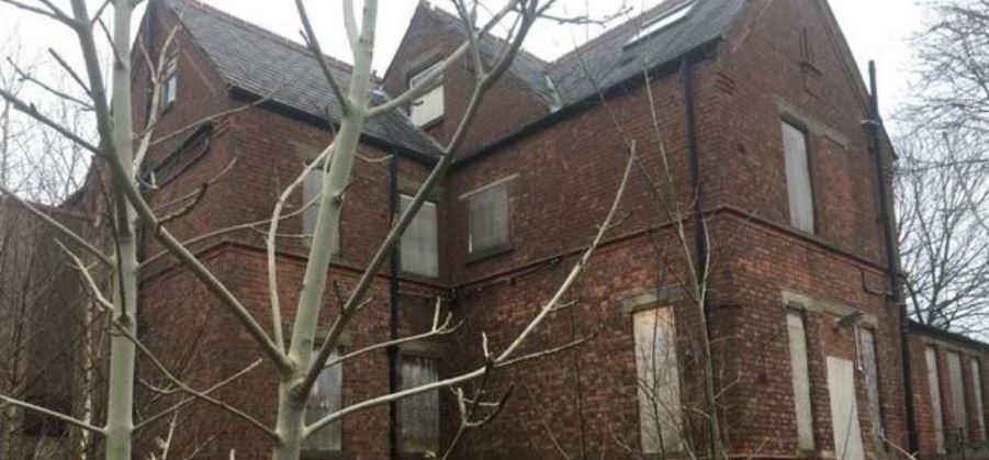 ladbible's tweet photo. Urban explorer makes eerie discovery inside abandoned care home. This is like something straight out of a horror movie... https://t.co/DqWfs2tnSJ https://t.co/jgyAoR0svY