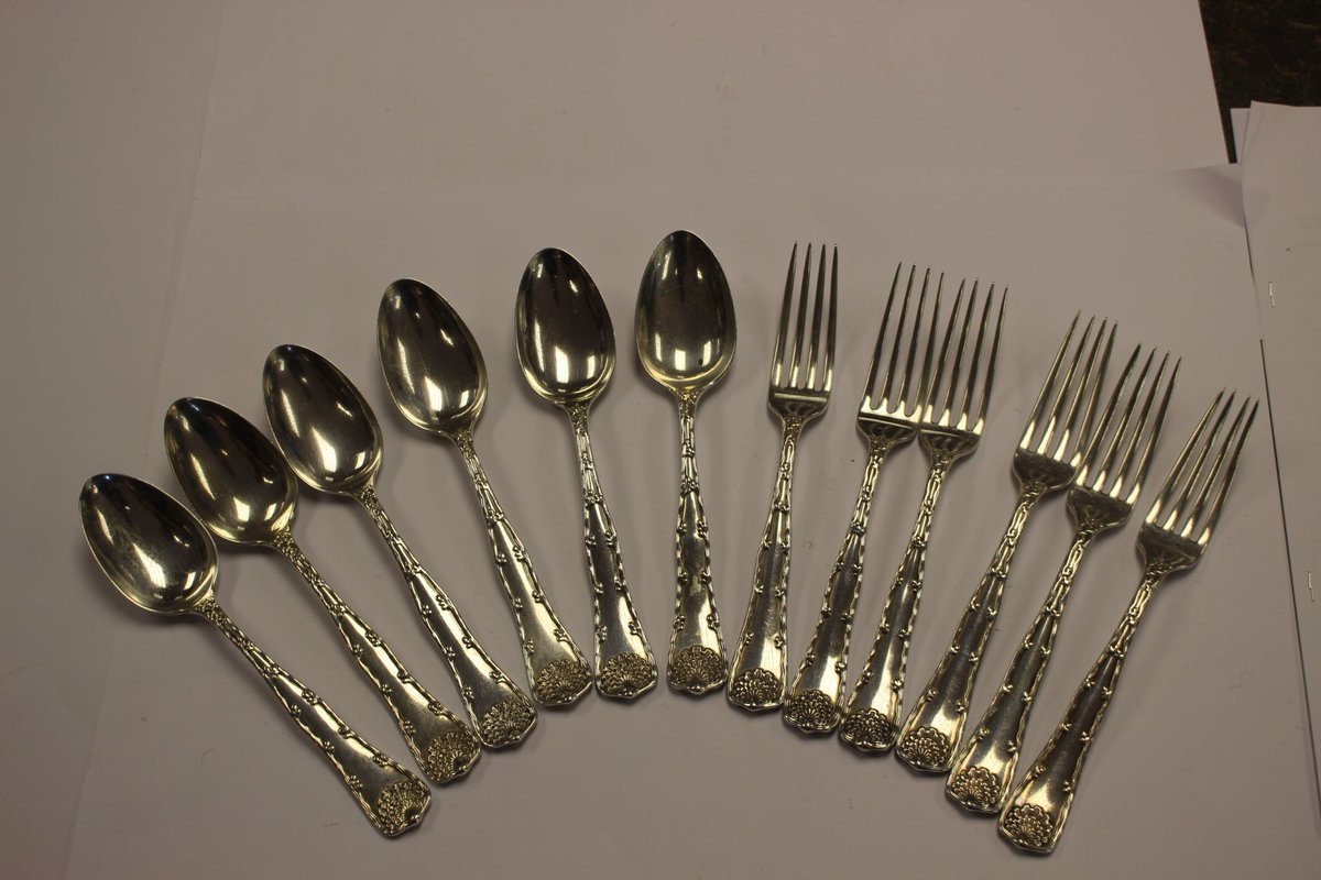 HansonsUK's tweet photo. Hot Find! 🔥  🍴 Tiffany knives and forks set taste buds alight as high society dining comes to Derbyshire. 😁 Stunning canteen of cutlery found @HansonsAuctons Free-on-Fridays valuation day in  Etwall. 10am-4pm. Estimate £1,500-£2,000.  Bring us your treasures! https://t.co/7FAjPJahQy