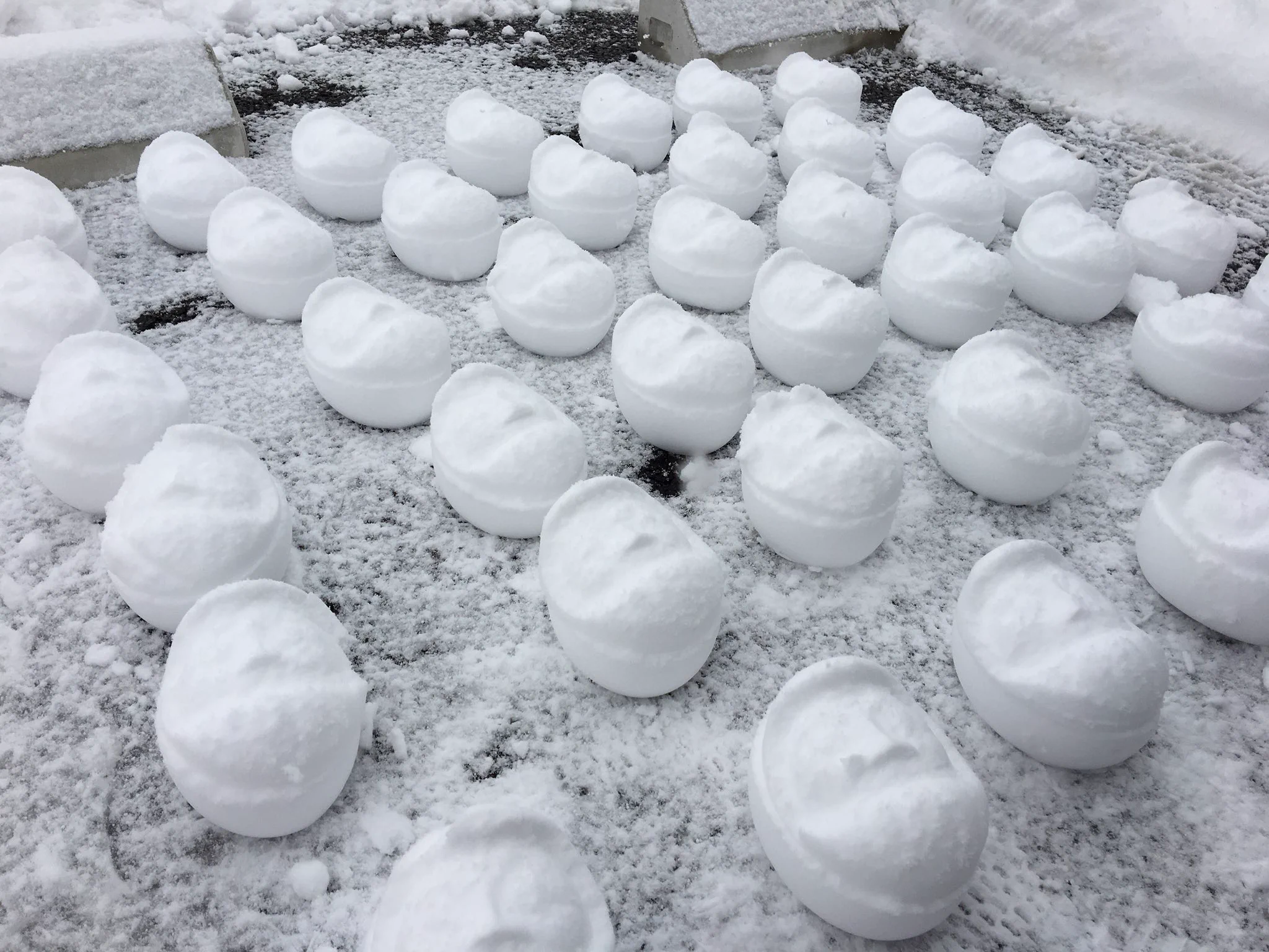 これが本当の雪だるま。いっぱいいると少し怖いですね。この雪達磨。