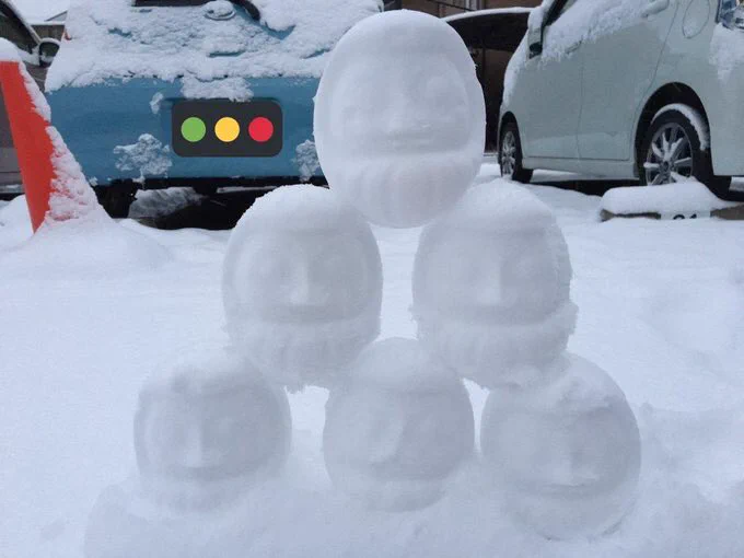 これが本当の雪だるま。いっぱいいると少し怖いですね。この雪達磨。