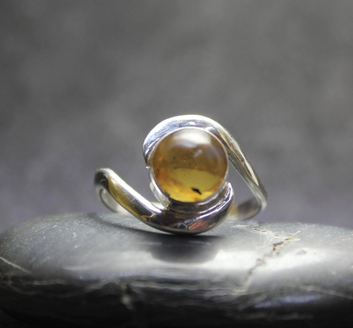 Yu2Xiaogang's tweet photo. Dominican Crystal Clear Blue Amber Sterling Silver 925 small Ring… https://t.co/b1Cn2gwkrc #larimar #SilverAmberRing https://t.co/n9rYgJd69i
