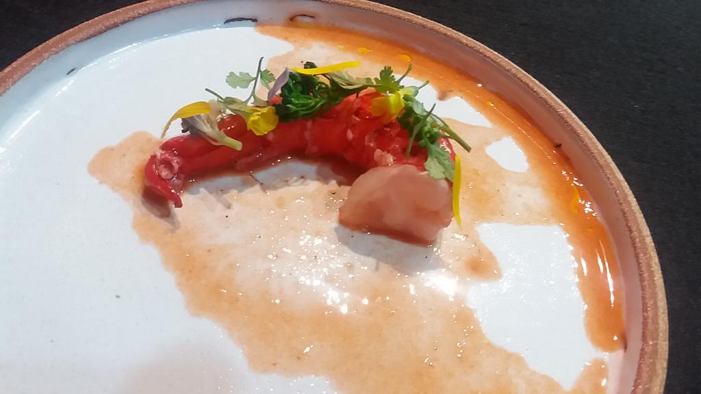 PhilippeRegol's tweet photo. #REALEMF18 Nueva cocina portuguesa en el q el pescado adquiere más protagonismo Joãn Rodrigues de #Feitoria Carabinero con su cabeza a la brasa, prensada con la antigua presa de plata. https://t.co/p4DFRPI82L