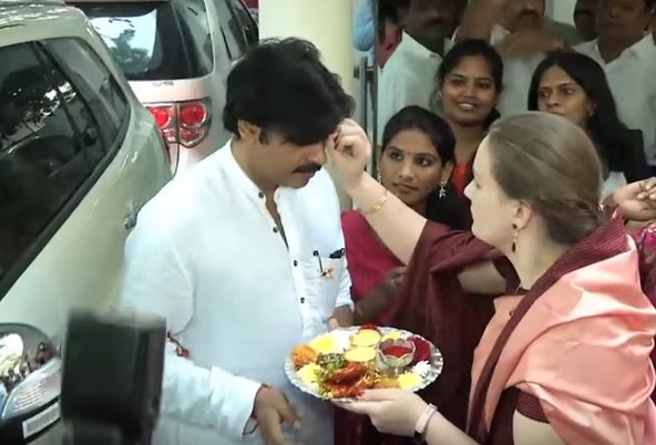 janasena_ISM's tweet photo. Naluguthunna jana ghoshaku samadhanam edhantoo Raguluthunna vilayalanu samaadhi cheyaalantoo Naram naram pellubikey saamanyudi samara swaram Pada padamani modhalainadhi maro mahaa prasthaanam
@PawanKalyan @JanaSenaParty https://t.co/MtQiZPUvJW