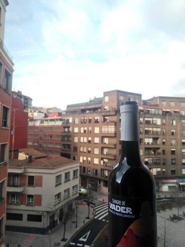 CrisLop_'s tweet photo. ¡Brindemos porque al final siempre sale el sol! Aunque estemos en Bilbao...😂 ¡Gracias @somosfrikitek ! https://t.co/dY5oWN0jY3