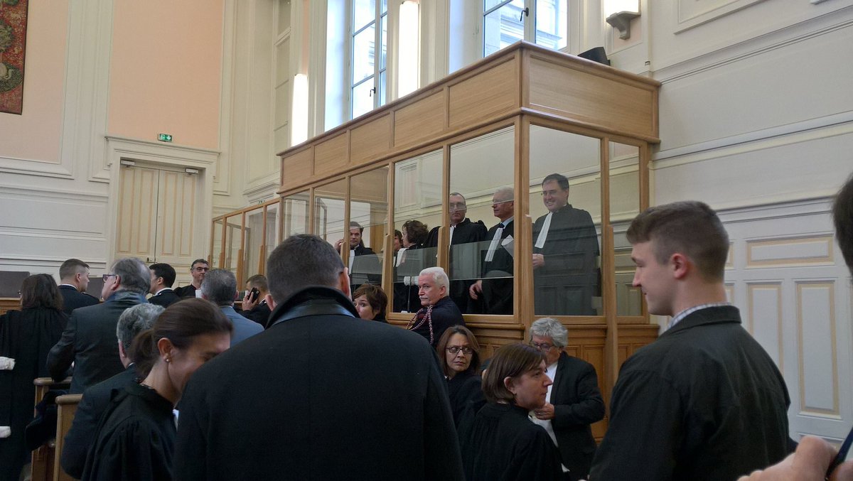 ConfluencesP's tweet photo. Les avocats en #cagesdeverre pour l'audience solennelle de rentrée du TGI #Angers https://t.co/ztacJ21ZTi