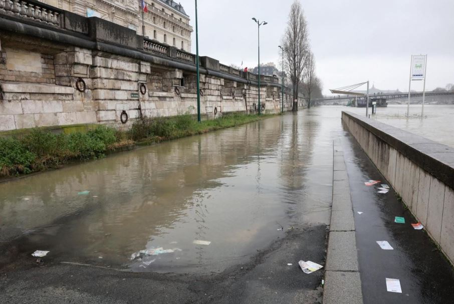 CCReassurance's tweet photo. Le niveau de la #Seine grimpe à Paris, il pourrait dépasser les 5m mercredi selon le Service d'information sur le risque de #crues des principaux cours d'eau en France Vigicrues. Pour le moment #vigilance jaune, pas de risque de débordement important https://t.co/oUyWOFY7u0 https://t.co/d1qymMLa1h
