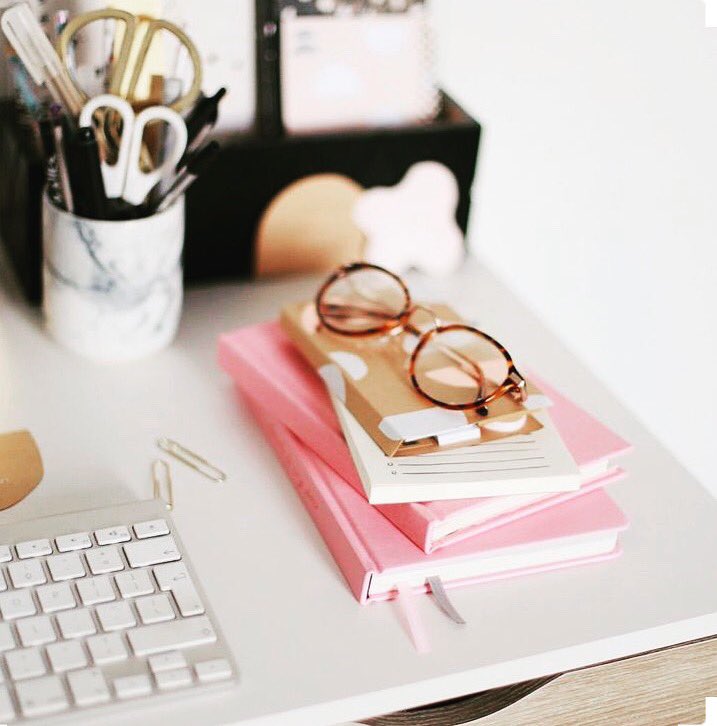 Vfashionbeauty's tweet photo. 🎀#blogblogger #beautyblogger #blogger #fashionpost #flowers #streetstyle #dailyfashion #fashioninspiration #bag #pink #velvet #fblogger #outfitpost #stylegram #dutchblogger #makeup #beauty #instamakeup #cosmetic #fashion #lipstick #gloss #mascara #eyeliner #lip #eyebrows https://t.co/cA6l9BRjOR