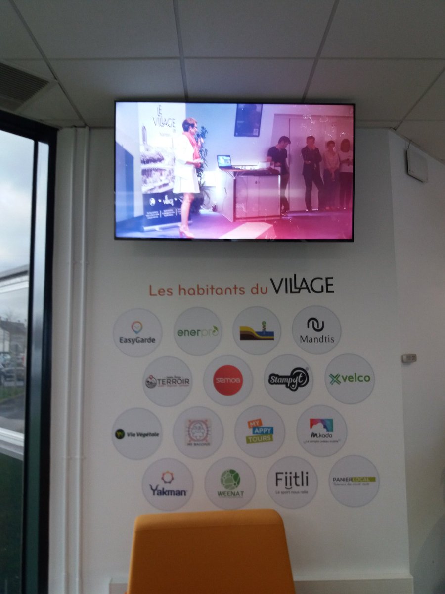 BreillatEstelle's tweet photo. Découverte du @villageCAav par le #service #marketing @Edycem_Beton @JDesmier_Edycem @BreillatEstelle. Magnifique lieu de #créativité. https://t.co/f88cDquAlN