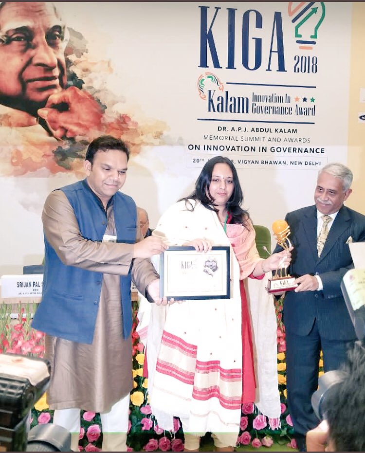 @CollectorKutch ને તત્કાલીન ક્ષેત્ર વલસાડ મા પરંપરાગત તુમારશાહી ને બદલે કંઈક નવું કરવામાં ટેક્નોલીજી ની મદદથી લોકોને ફાયદો પહોંચાડવાના “સુરાજ્ય” કાર્યમાં યોગદાન આપવા માટે KIGA એવાર્ડ આપવામા આવ્યો :- <a href="/Divya_Bhaskar/">Divya Bhaskar</a> 
ખૂબ ખૂબ અભિનંદન શ્રીમતી @RemyaMohanIAS જી 
<a href="/revenuegujarat/">Revenue Dep. Gujarat</a>