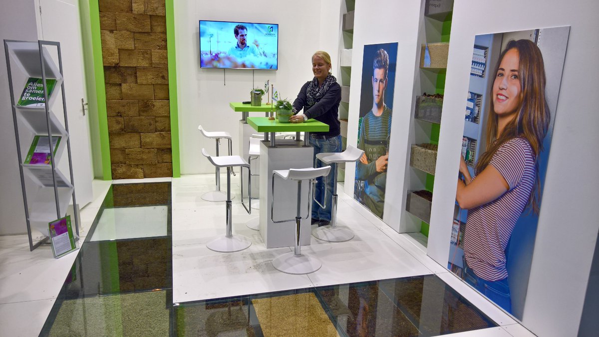 Collega Claudia zet de laatste puntjes op de i in onze stand op de IPM. Kom je morgen ook een echt lekkere bak koffie drinken in stand 3E27?