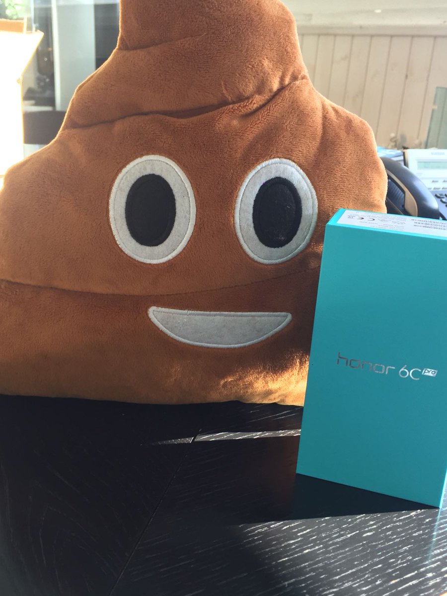 Honor_ES's tweet image. 🙈Pues oye, el jefe nos ha dejado esto en la mesa.😎

🎉Nos ha felicitado el #DiaDelCommunityManager y por todos los &quot;💩marrones💩&quot; que toca aguantar a veces... ¡nos ha dado regalito para sortear entre todos!🤙

🎁¡¡SE VIENE SORTEO!!🎁

💙LIKE si LO DESEAS XD