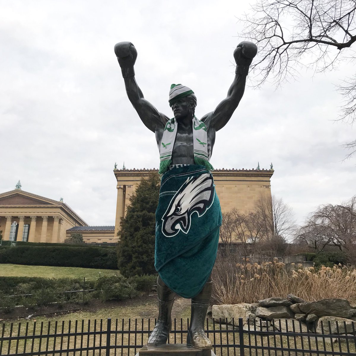 BEFORE & AFTER: @Eagles fans have rightfully returned the Rocky statue to its former glory 🙌🏽 bit.ly/2F2ICDz