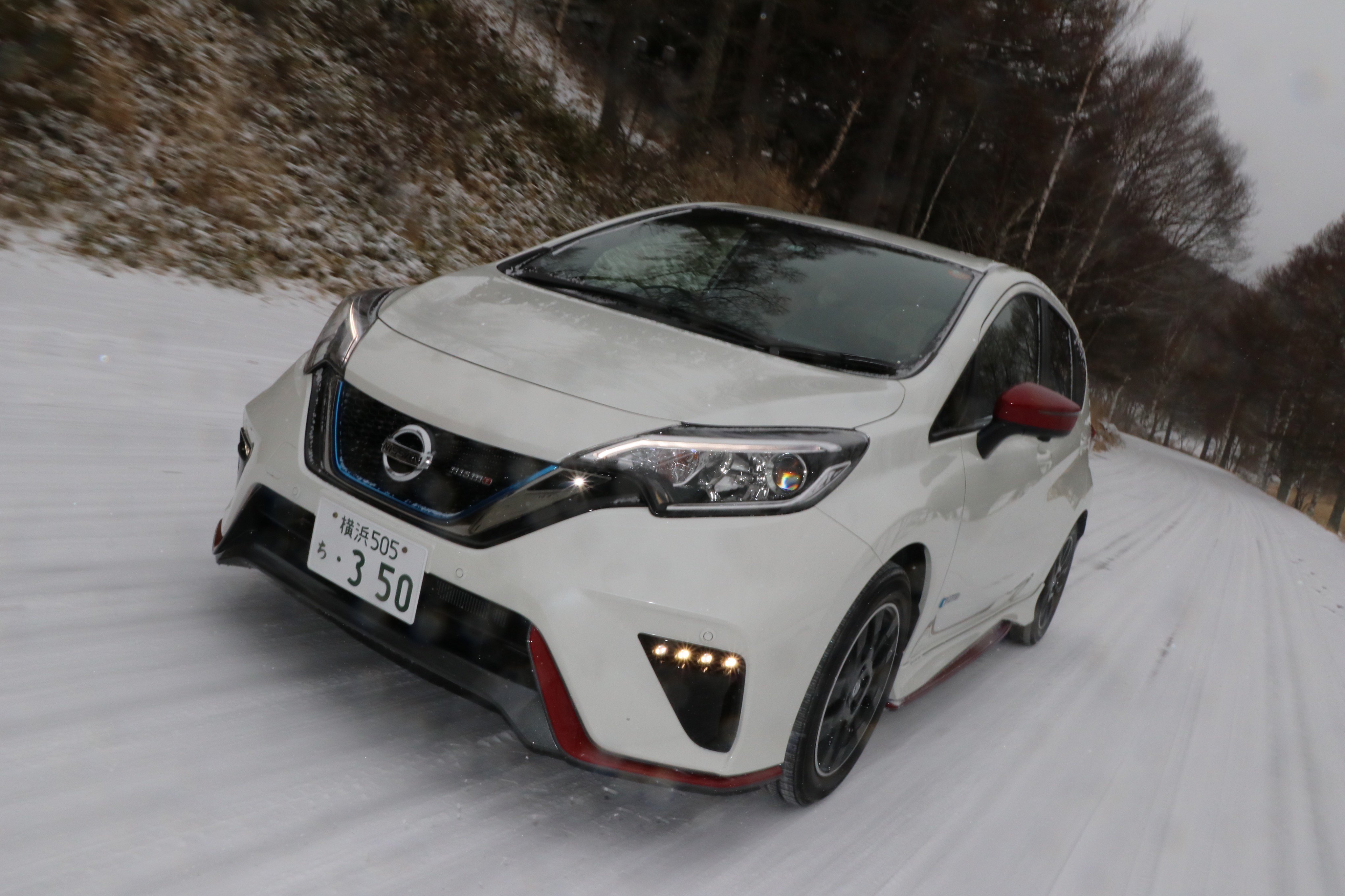 日産自動車株式会社 その４ Frの発進 大トルク車が多い後輪駆動は雪道での発進 が苦手 空転させるとスタックや後退の危険が Mtなら2速発進 Atならスノー エコモードを活用 登り坂での坂道発進にならないよう坂の手前で待つか 車間をタップリ開けて
