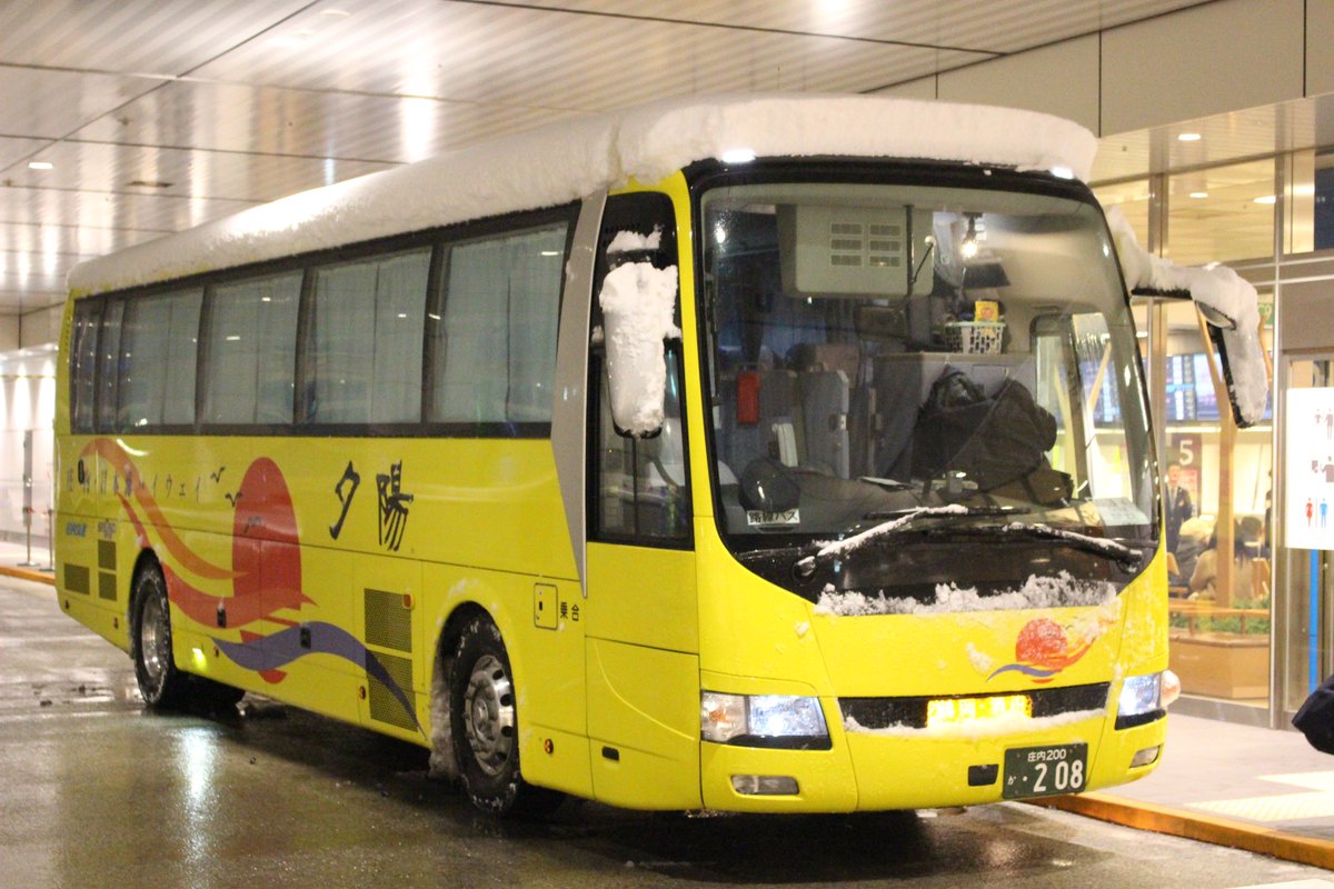 KasumiStarlight's tweet photo. 一日1600本ほど発着があるバスタ新宿、大雪で軒並み運休の中、唯一発車していった夜行バスは庄内交通の夕陽号でした。強い… https://t.co/eVIMvATSoe
