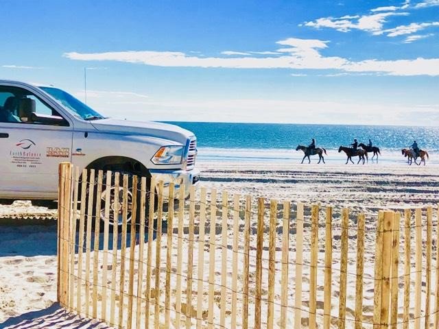 EarthBalanceEco's tweet photo. Hope your day is as beautiful as this photo from a fencing job we recently finished in #SouthCarolina! #EarthBalance1 #sandfence #erosioncontrol #beach https://t.co/HXoGXGkIN8
