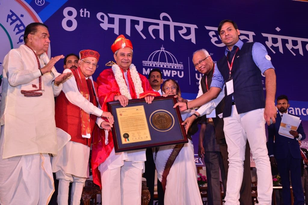 PuneCityLife's tweet photo. Odisha Chief Minister Naveen Patnaik was conferred the 'Ideal Chief Minister"' award by former President Pratibha Patil at Bharatiya Chhatra Sansad in Pune on Sunday. #8thBCS https://t.co/15Yz8PFxb6