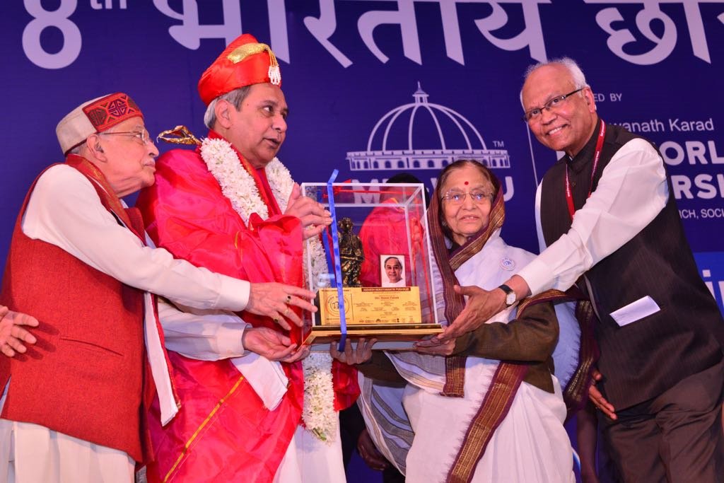 PuneCityLife's tweet photo. Odisha Chief Minister Naveen Patnaik was conferred the 'Ideal Chief Minister"' award by former President Pratibha Patil at Bharatiya Chhatra Sansad in Pune on Sunday. #8thBCS https://t.co/15Yz8PFxb6