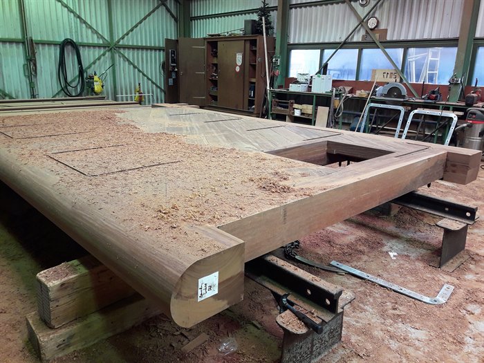 Groot onderhoud stuwcomplexen #Vilsteren en #Vechterweerd in volle gang! <a href="/tebezo_nl/">Tebezo</a> is gestart om de oude sluisdeuren uit de stuwen te verwijderen.Tegelijkertijd werkt @wijmakampen aan het maken van nieuwe sluisdeuren bit.ly/2DtdxsE. Mooie samenwerking @ons_water #Vecht