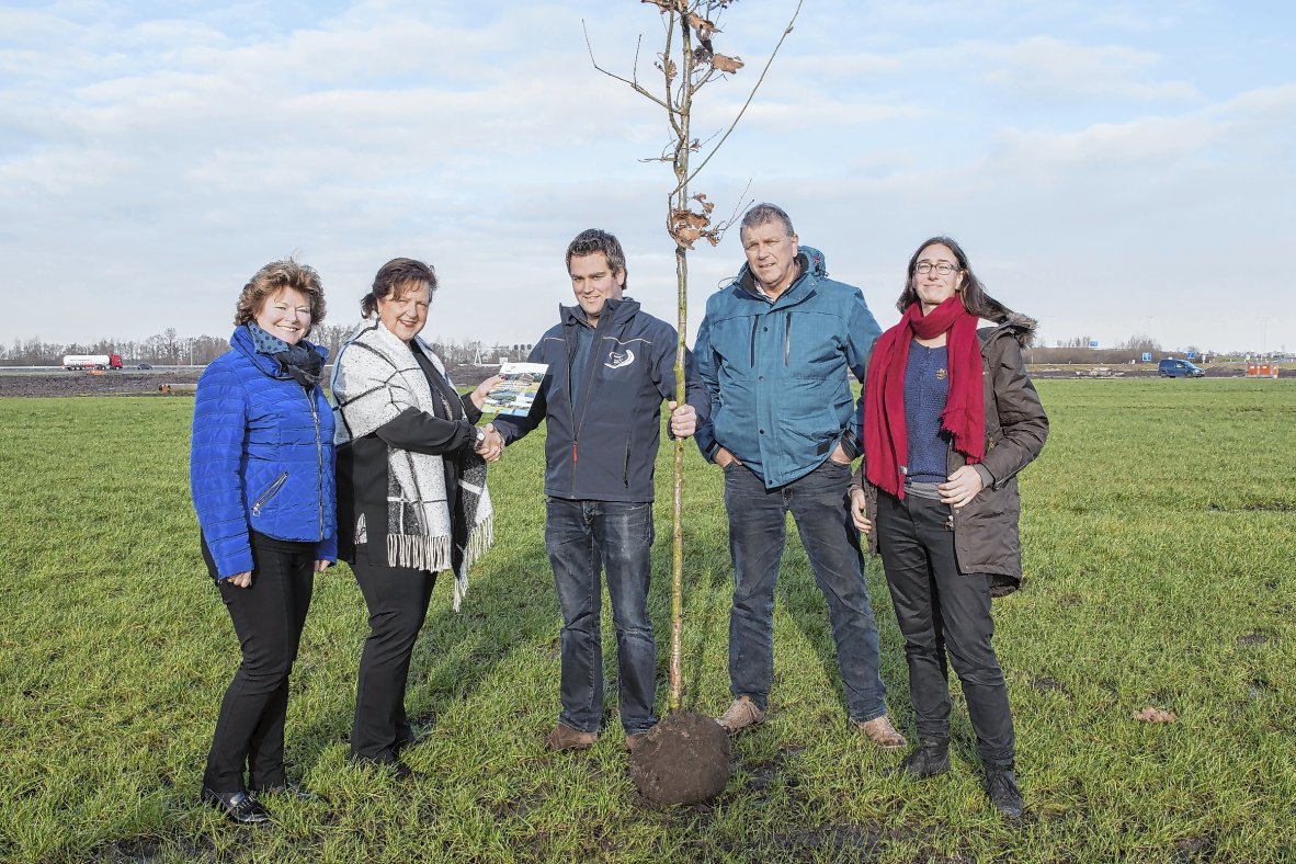 Wethouder overhandigt inspiratieboek over streekeigen beplanting NIJKERK Henk Boersen van het Rietdekkersbedrijf Boersen ontving maandag het inspiratieboek 'Kiezen voor een toekomstbestendig bedrijf op een streekeigen bedrijventerrein' uit... twib.in/l/A5rp6AX9g9xk