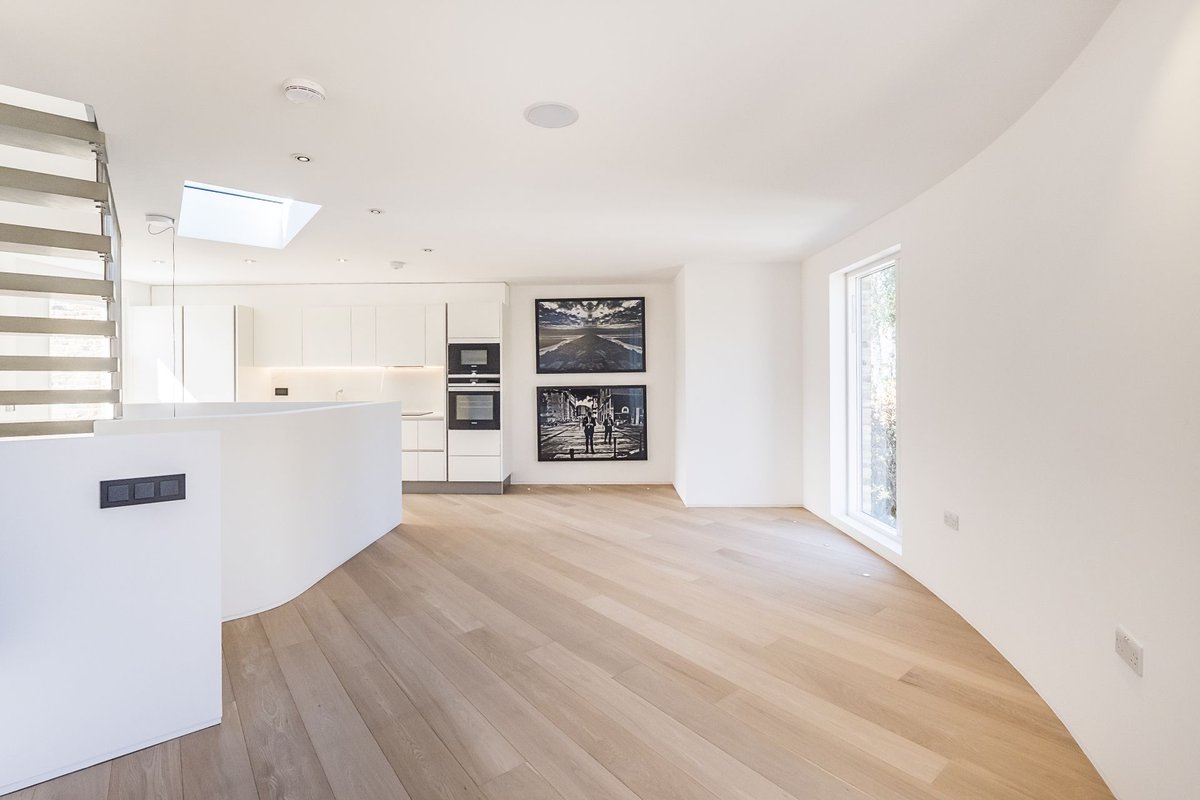Cobbled courtyard mews house in a gated development. Arranged over 3 floors, and comprising two double bedrooms, a sophisticated open plan living space and a roof terrace #ShepherdsBush #London socsi.in/vUGwk