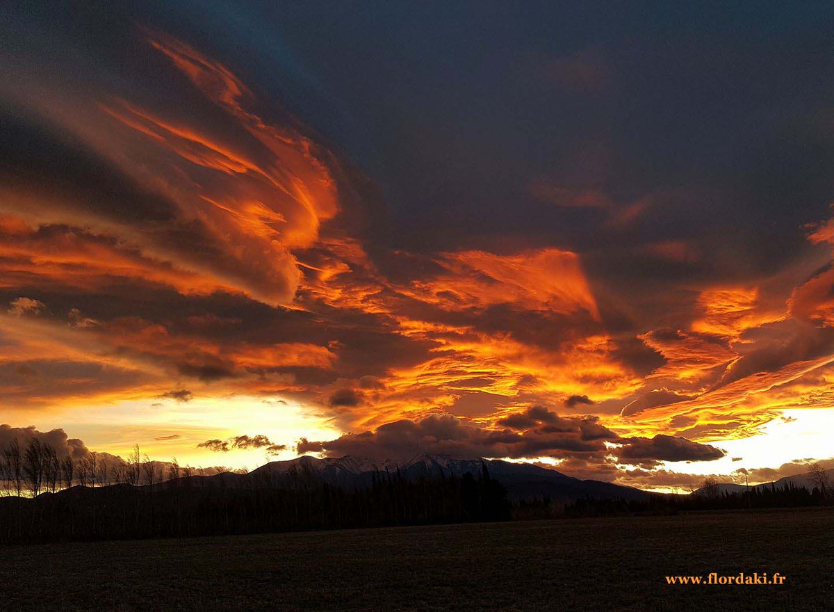 Un nouveau ciel merveilleusement flamboyant ! Quel spectacle enchanteur  ! 😍
#Canigou 
<a href="/Canigo_Conflent/">Destination Conflent Canigó</a> 
<a href="/pyrenees_fr/">Escapades en PO</a> 
<a href="/lindependant/">L'Indépendant</a>