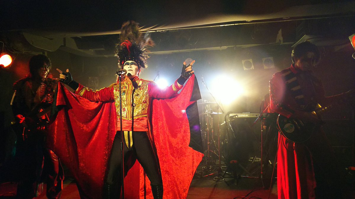 noriko_Flow's tweet photo. 昨日のFASCISTさん。
屍竜さんが出てきて、「フハハハ・・・」って始まったとき、客席が、ギョッ!って感じやったけど、1曲目が終わった瞬間、「かっこよすぎ・・・///」って声が。
そうでしょう?かっこいいのよ!w
#FASCIST
#VOXholl
#古都ライブVol2 https://t.co/6SBYNiTf84
