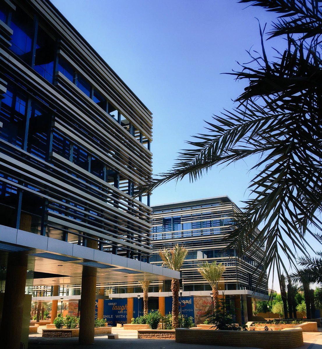 OudSquare's tweet photo. تم مراعاة كل الجوانب العصرية والخدمية والترفيهية في التصميم الداخلي والخارجي لـ #عود_سكوير ليكون معلماً مميزاً في #حي_السفارات بالرياض
#Hello_DQ #Oud_DQ https://t.co/0nxnA3M80Q