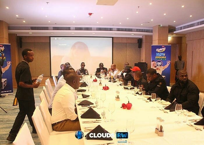 Wcbwasafi_'s tweet photo. During dinner @KigaliMarriott @diamondplatnumz with #RwandanArtists  #SimbaInRwanda
Cc @Sallam_SK https://t.co/DeC6UcCgoq