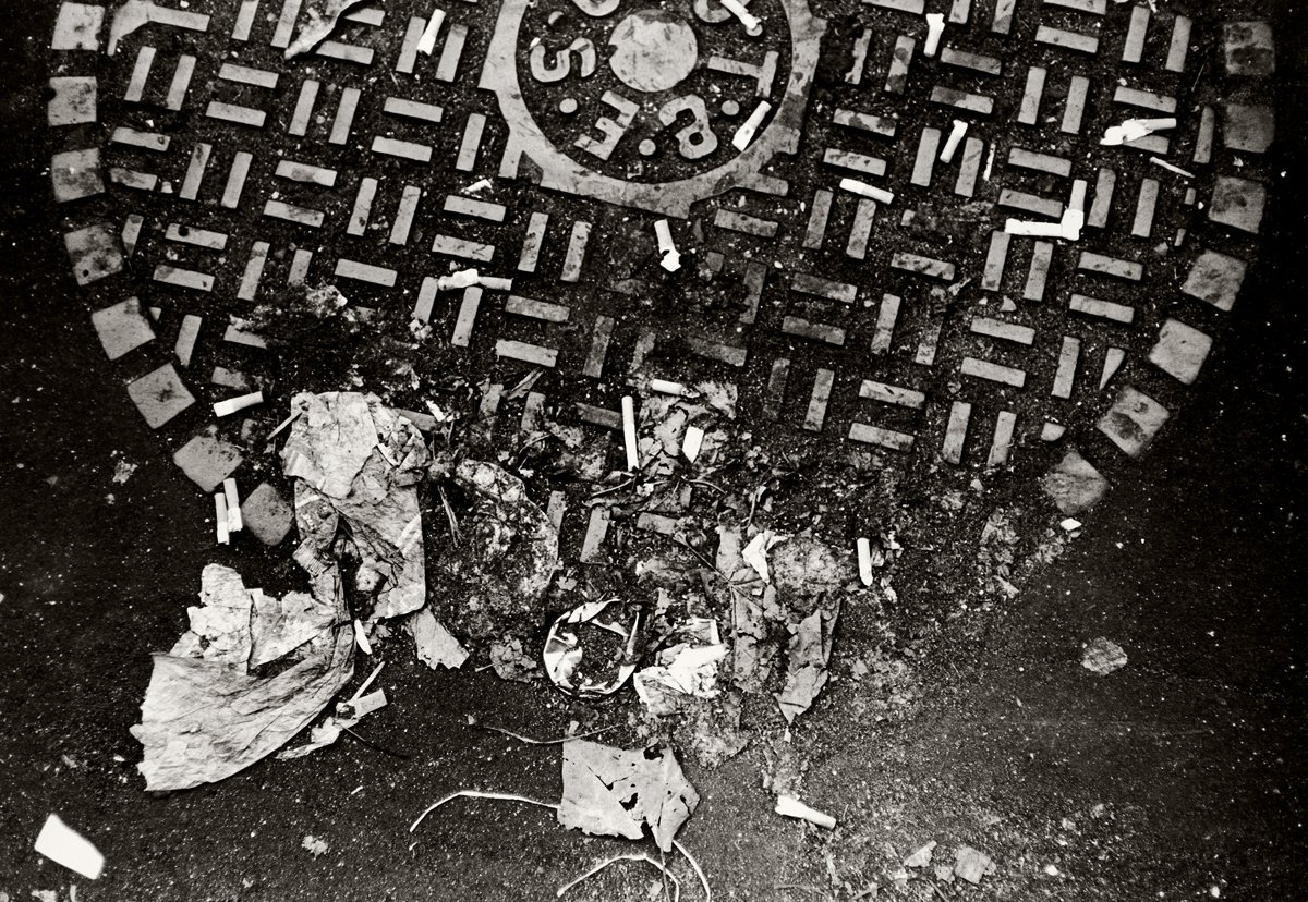 andyhughesphoto's tweet image. Images of #badstuff in the #landscape is not new, in 1968 #walkerevens made this wonderful #photograph of #streettrash