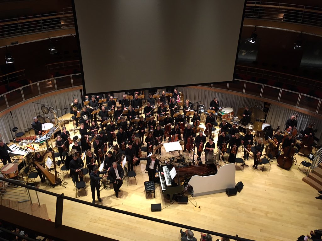 On my way home from #UltraschallBerlin. Always interesting to see what the festival offers. Here applause after the performance of <a href="/s_steenandersen/">Simon Steen-Andersen</a>'s #PianoConcerto with @nicolashodges as soloist, #EnnoPoppe conductor and #RundfunkSinfonieorchesterBerlin <a href="/boulezsaal/">Pierre Boulez Saal</a>