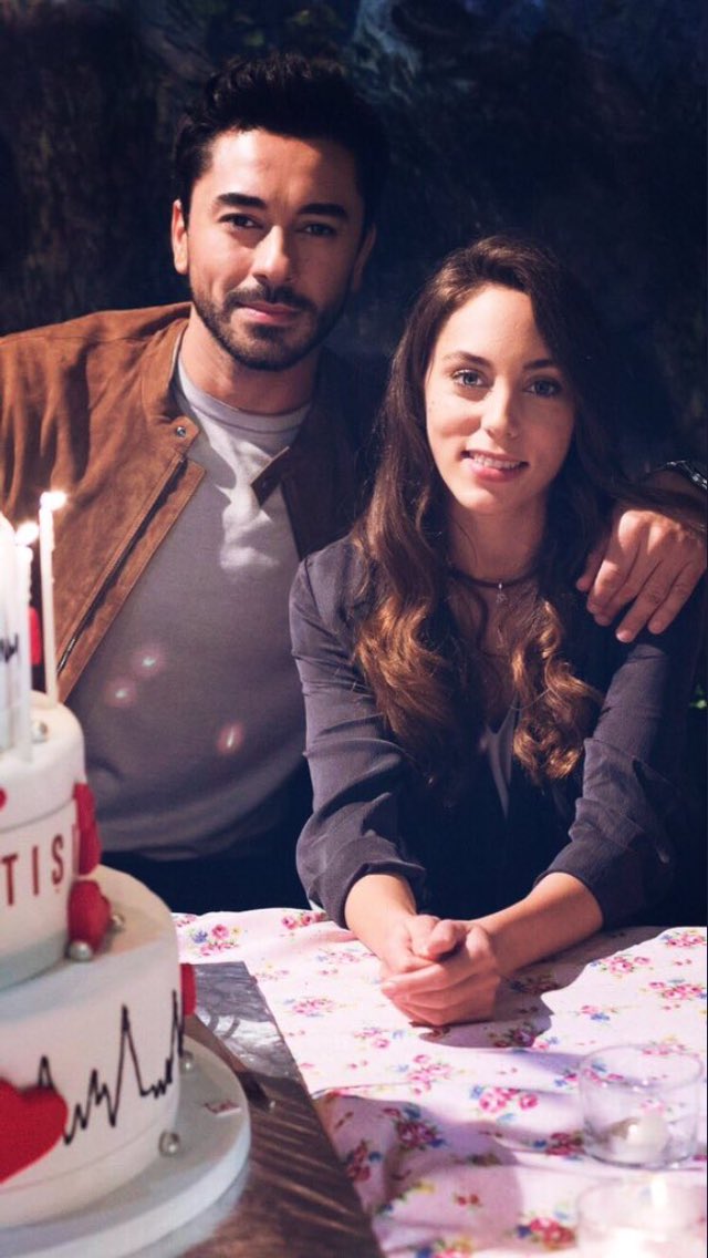 kelebekmucizesi's tweet photo. Ben vedaları sevmem albayım. Hiç gitmesin insanlar.Hele gelmemek üzere giderlerse, çok üzülürüm albayım, dayanamam.Gelmemek üzere gidenler çok sevdiklerim olur genelde.Bir de bir hikâye bırakır ki geride, noksanlığın daniskası içinde 💔 #KalpAtışı #AlEy #ÖyküKarayel #GökhanAlkan https://t.co/NLndNG15aL