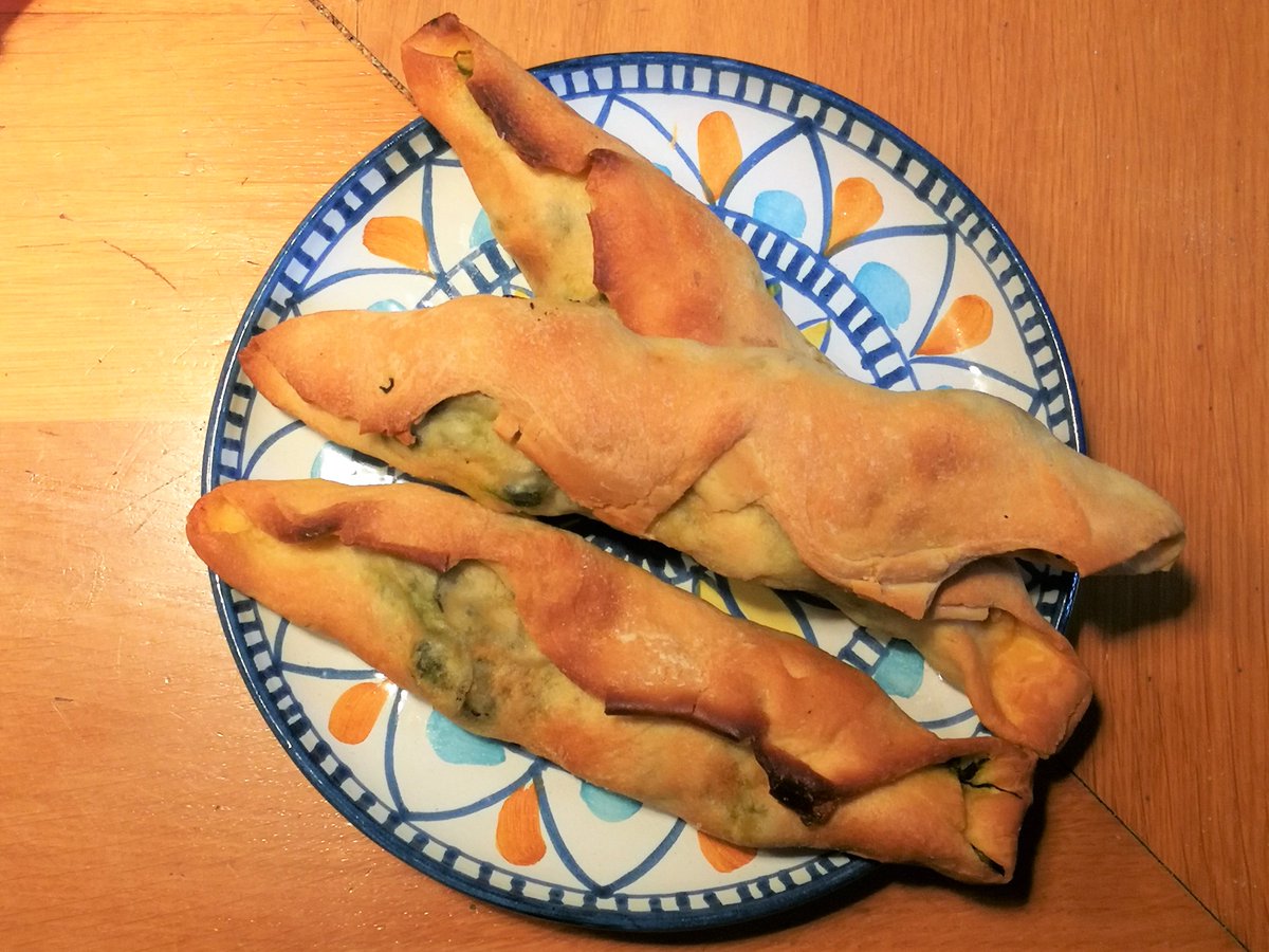 visit_lazio's tweet photo. Un tempo simbolo di fertilità, poi piatto povero fatto di avanzi, oggi il #fallone è un calzone cotto a legna, ripieno di verdure di stagione dell’orto condite con l’olio extravergine d’oliva #SabinaDOP! #cucinatipica #TorriinSabina #Selci #Stimigliano #Rieti https://t.co/xFBoIXz7nm