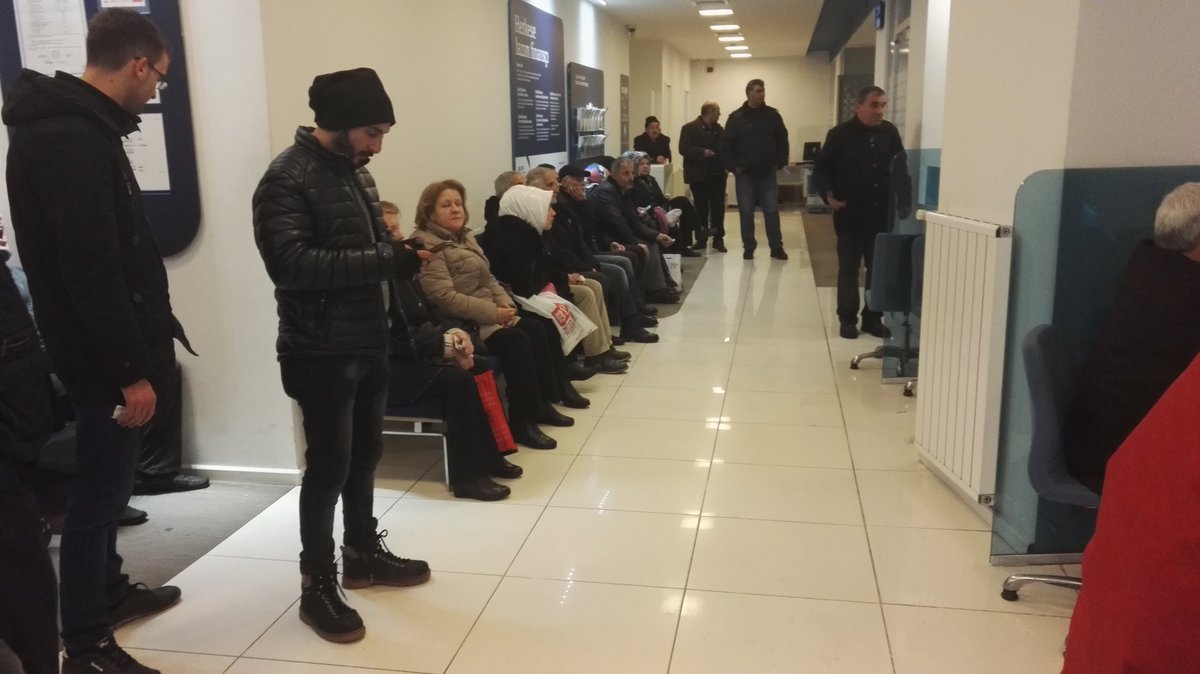 2u6eyde's tweet photo. @qnbfinansbank sıra çok yer yok... oturanların 3'te 1'i de ayakta girişte bekliyor. 1 saatten fazla bekleyenler var. https://t.co/VzAMpGSqtV