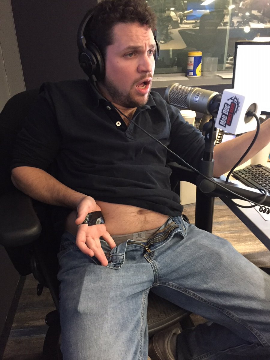 Babchik's tweet photo. Brady is not the only one who plays hurt! I'm doing the show with a banged up right hand. I will not say how I hurt it. Will I make it through the show??? We will see... #HandJobGate https://t.co/nC063PiaF2