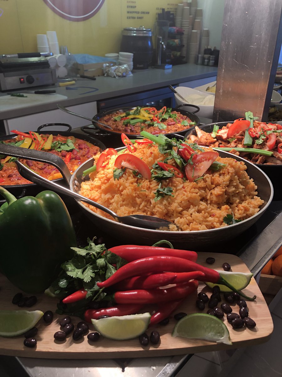 LaskuErjon's tweet photo. BURRITO BAR 🇲🇽🌶🌯 🌶 🇲🇽🌶#vacherin #burrito #tex-mex #healthy #spicy #corriander #quorn #Veganuary #lovefood #dinner streetfood #lime #lovefoodvachrin https://t.co/DVgZMAGuEV
