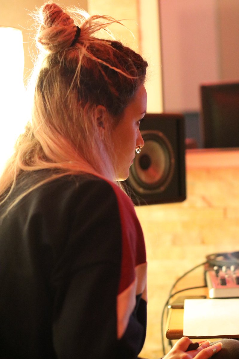 SweetCalifornia's tweet photo. ¡Momento de componer temas nuevos en #Lisboa rodeados de un equipazo! https://t.co/5D1BoBAN0I
