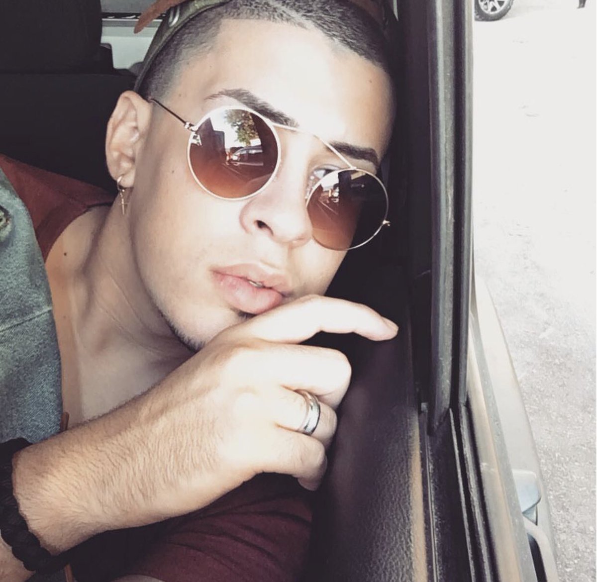 CarrieDsntCaree's tweet photo. TAN GUAPO PAPI 😍😍😍 TE AMOOOOOOO @badbunnyPR #BadBunny #LaNuevaReligión #Papi #QueRicoooo https://t.co/uJ4C8di0XS