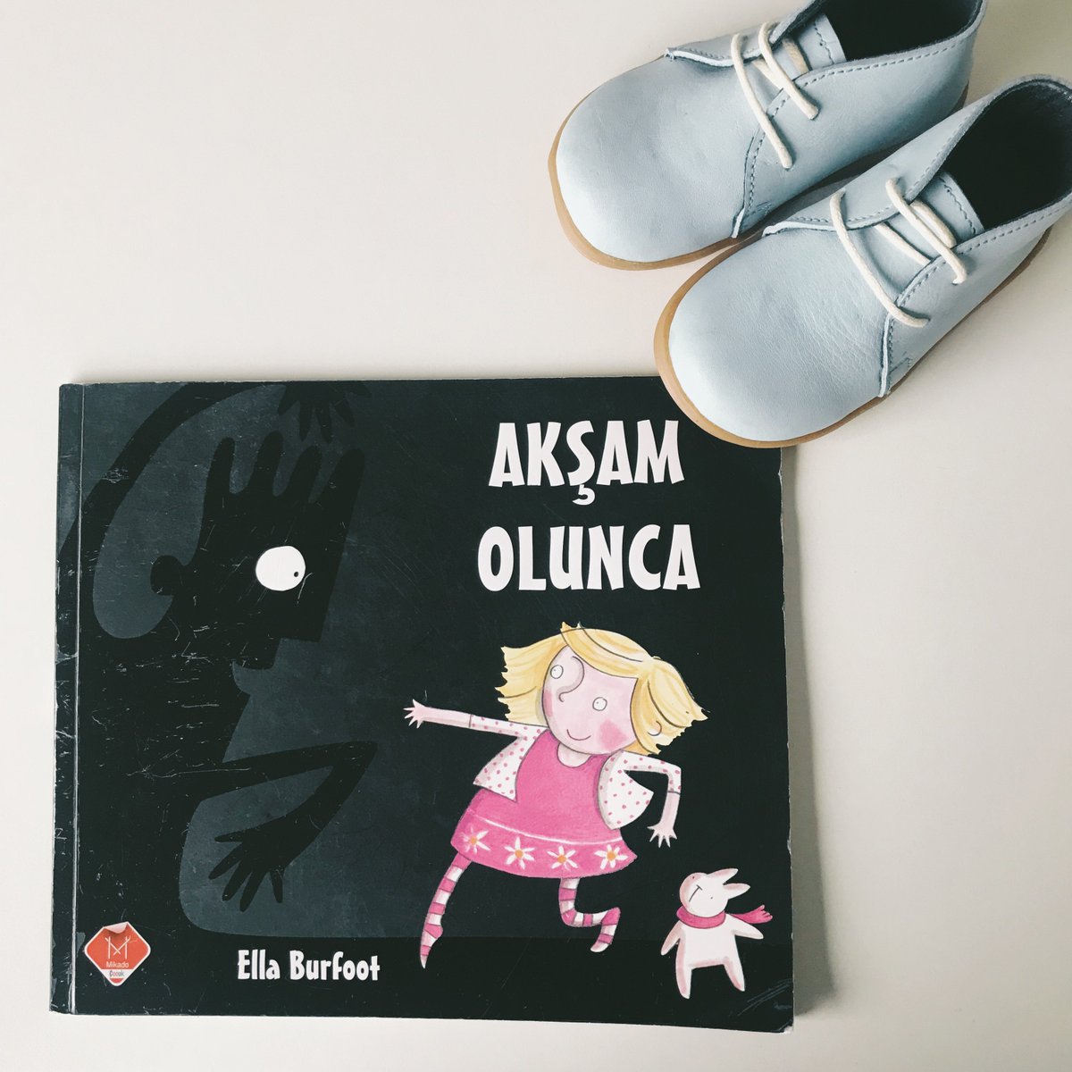 AttaaShoes's tweet photo. Çocuğunuz kaç yaşında olursa olsun ona yüksek sesle kitap okuyun. "Daha küçücük bebek, ben sesli okusam da anlamaz ki" diye düşünmeyin, çünkü anlıyorlar.😊Gelelim haftanın #Attaa kitap önerisine: Bu hafta sizlere "Akşam Olunca" adlı kitabı öneriyoruz. 🤗 #MondayMotivation https://t.co/hlJJyrnNKw