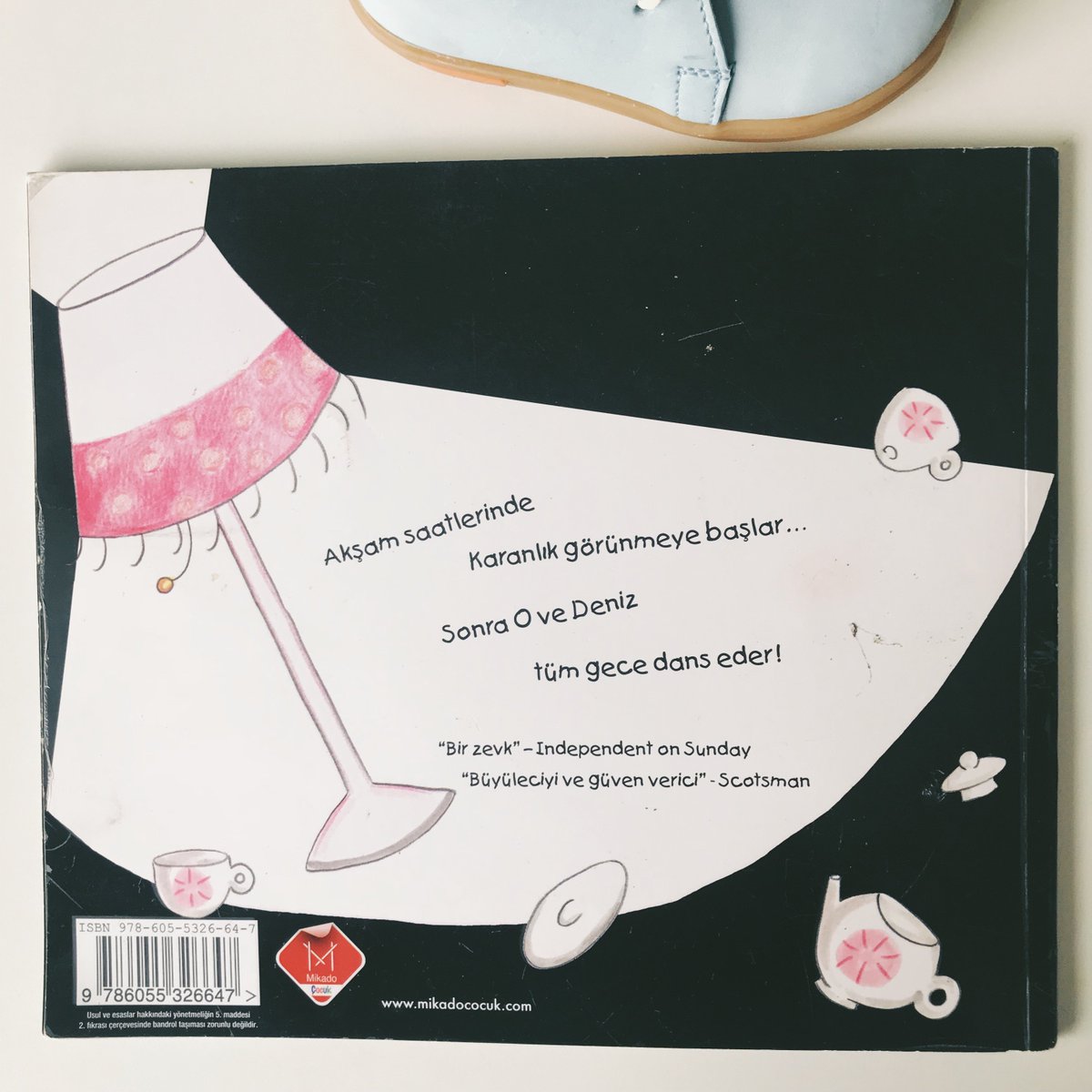 AttaaShoes's tweet photo. Çocuğunuz kaç yaşında olursa olsun ona yüksek sesle kitap okuyun. "Daha küçücük bebek, ben sesli okusam da anlamaz ki" diye düşünmeyin, çünkü anlıyorlar.😊Gelelim haftanın #Attaa kitap önerisine: Bu hafta sizlere "Akşam Olunca" adlı kitabı öneriyoruz. 🤗 #MondayMotivation https://t.co/hlJJyrnNKw