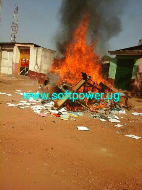 kyomugasho3's tweet photo. "IGP Kale Kayihura always HAS information about FDC plans to burn down electric poles or break into shops, but today he didn't have prior info that goons wanted to torch offices of his militia?"
Some one asks
@PoliceUg. @DailyMonitor @IGPUGANDA https://t.co/rWxSDGd1Zw