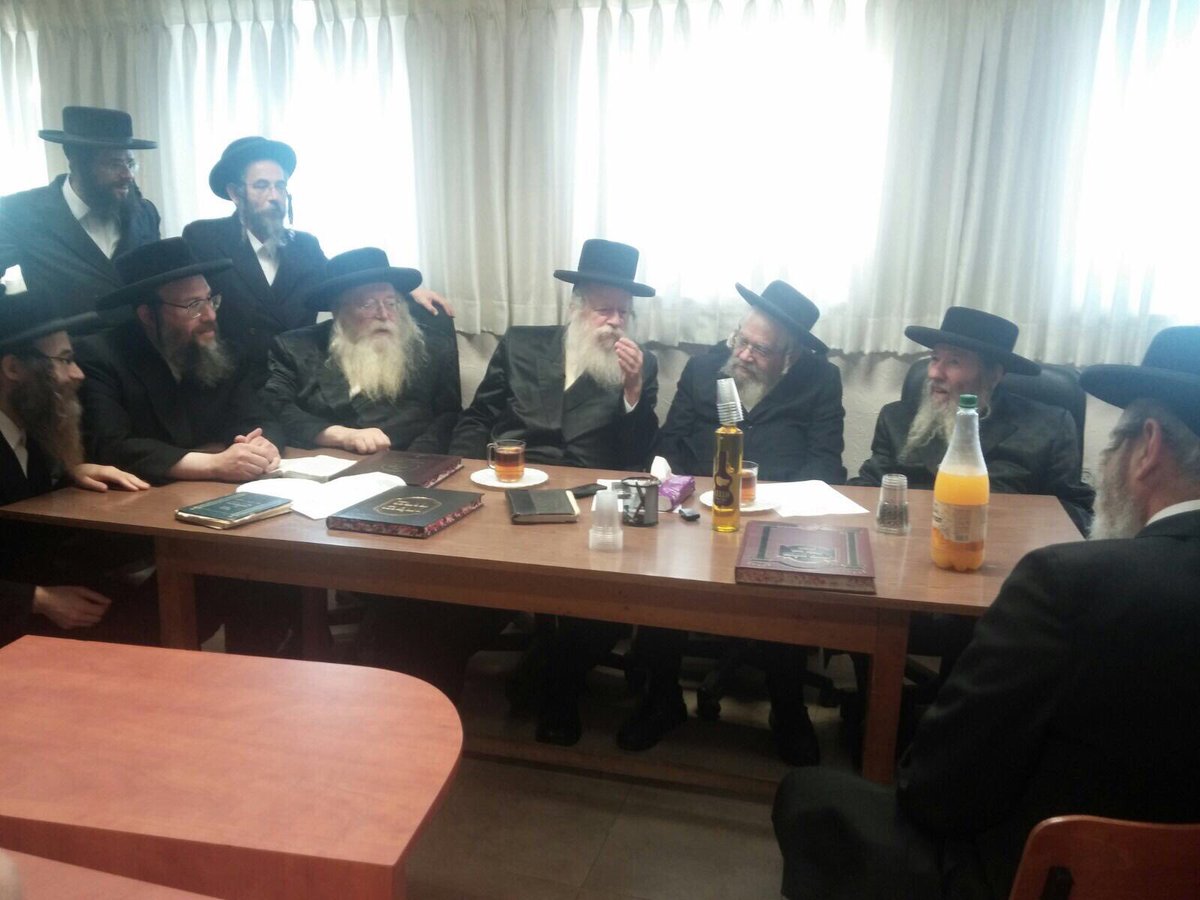 MerkazEzra's tweet photo. The clear Daas #Torah on the delicate issue of #Giyus bnei Yeshivas in the #Holyland is not something that will be hijacked by #Sikriki/Sicarli/Zali extremism! The #Satmar Vaad Mishmeres Chomosaich @MerkazEzra V’Yiutz will be the torchbearer for Klal Yisroel! https://t.co/MSAScuwm5p