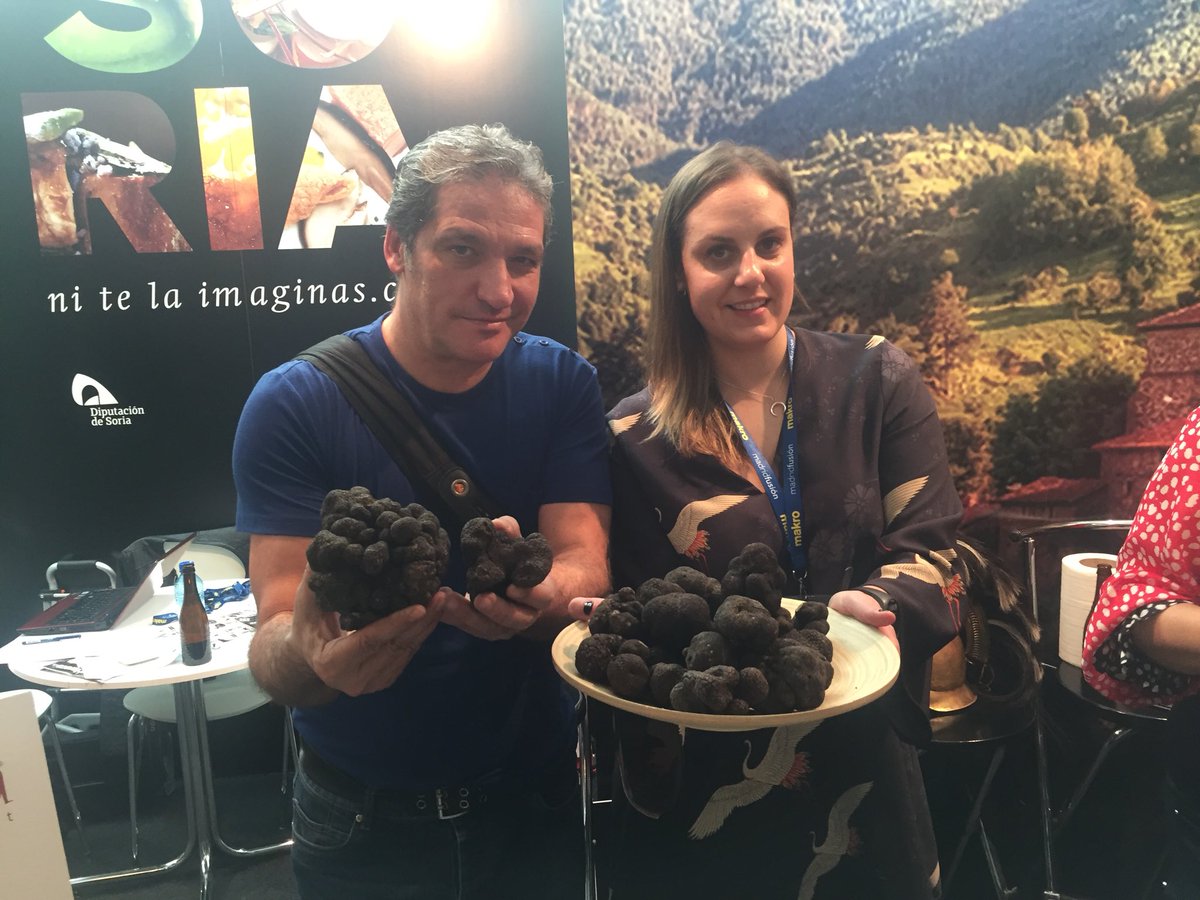 gusgonzalves's tweet photo. En Madrid fusión con @EsporaGourmet y @lagiaquinta impresionantes los torreznos y la trufa!!! https://t.co/YlwCMkhXRZ