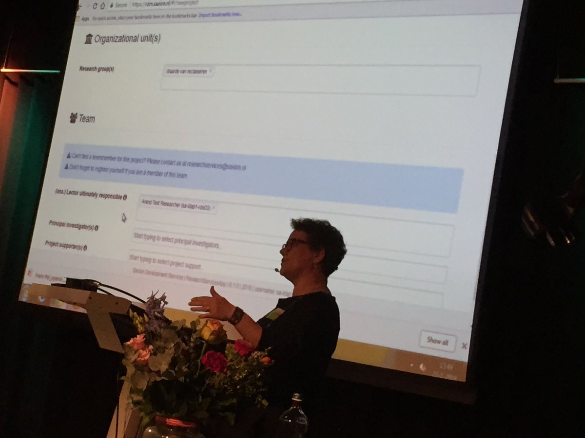 SaxionBieb's tweet photo. Renate Mattiszik is vanuit Saxion Bibliotheek Data Librarian en laat Saxion-onderzoekers zien hoe zij vanaf vandaag hun onderzoek in de kunnen registreren, hun raw of final data kunnen toevoegen, metadateren, delen en bewerken. #SaxionRDM #Onderzoek https://t.co/K7b08PakkO