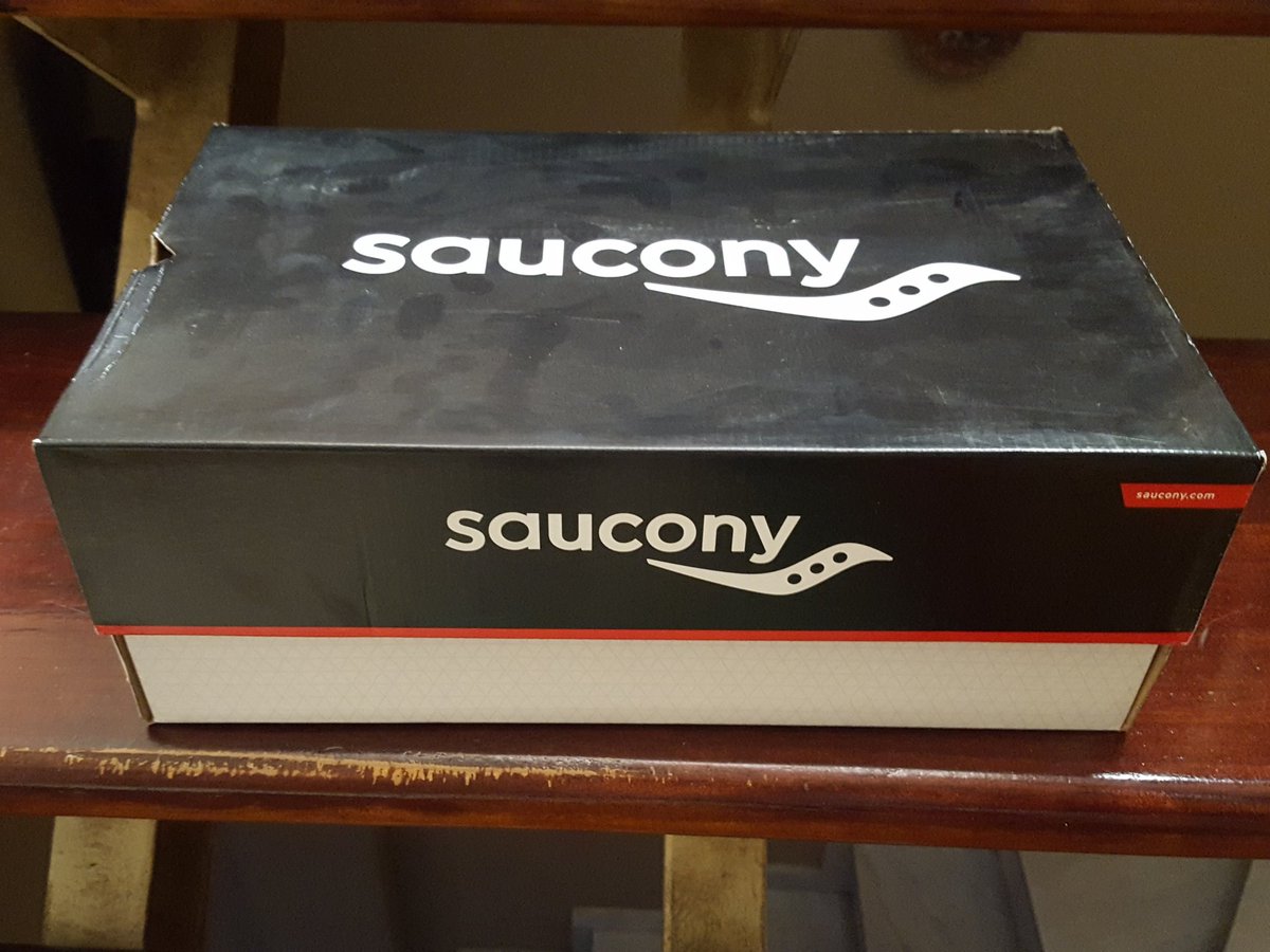 Ya están en mi poder mis zapatillas de running de asfalto para 2018 😍 indudablemente... Saucony. En cuanto funda mas Jazz17 os presento a... ¡Las Jazz18! Pero de mientras se quedan encerradas