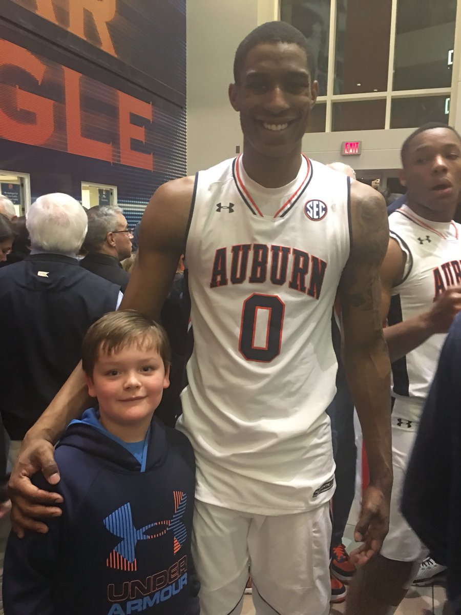 mhs1103's tweet image. Wanted to give a shout-out to my nephew’s best buddy @horace_spencer0   You have been one of his heroes ever since he met you at camp a couple of years ago.  Thanks for being so kind to the little fella.