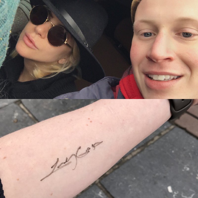 Assinatura no peito tatuagem Rdt Lady Gaga בטוויטר Lady Gaga Com Um Fa Nesta Segunda Feira 22 Em Amsterda Ele Recebeu A Assinatura De Gaga Em Um Dos Bracos E Agora Transformara Em Uma Tatuagem Https T Co Uhlnivlij6