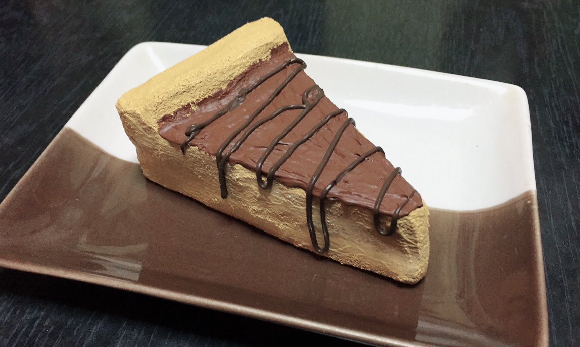 みりん 趣味垢 Sur Twitter 手作りスクイーズですよ 百均の低反発スポンジをちょきちょきしているケーキの形にして ジョイントコーク白で下地 乾いたらその上からクリーム色のジョイントコークを上塗り 乾いたらチョコレート色を作ってジョイントコークと混ぜる